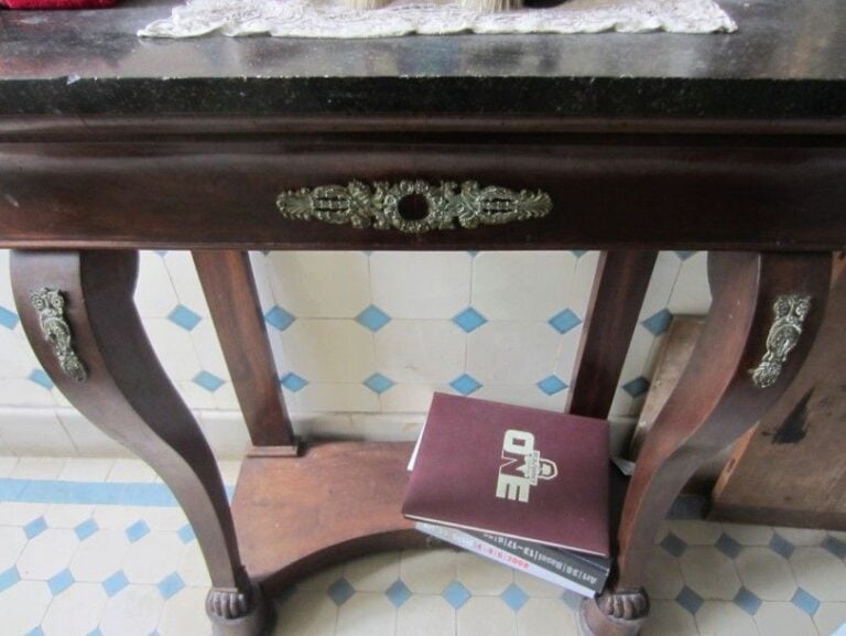 Console en acajou et placage d'acajou, piétement arqué se terminant par des pattes de lio