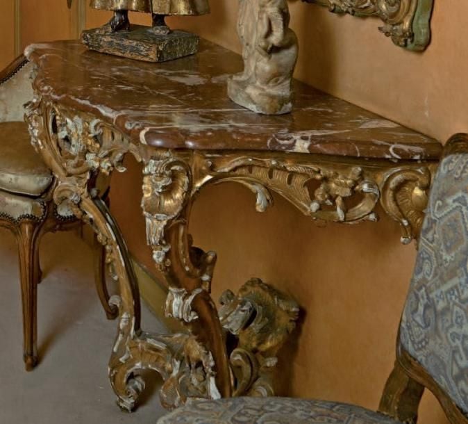 Console en bois doré et sculpté; la ceinture ajourée de coquilles et fleurette