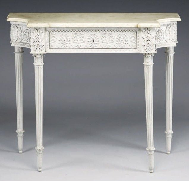 Console en bois mouluré, sculpté et relaqué crème à décor de larges frises de palmettes, rinceaux et feuilles de chên