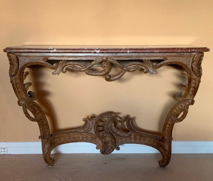 Console en bois naturel mouluré et sculpté à décor d'agrafe