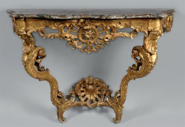 Console en bois sculpté et doré à décor de coquilles et rinceau