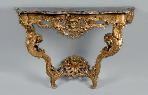 Console en bois sculpté et doré à décor de coquilles et rinceau
