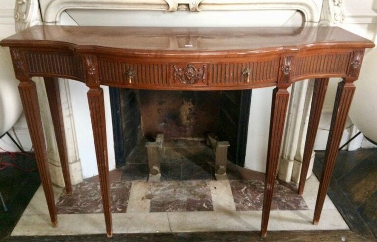 Console en bois vernis à décor de cannelure