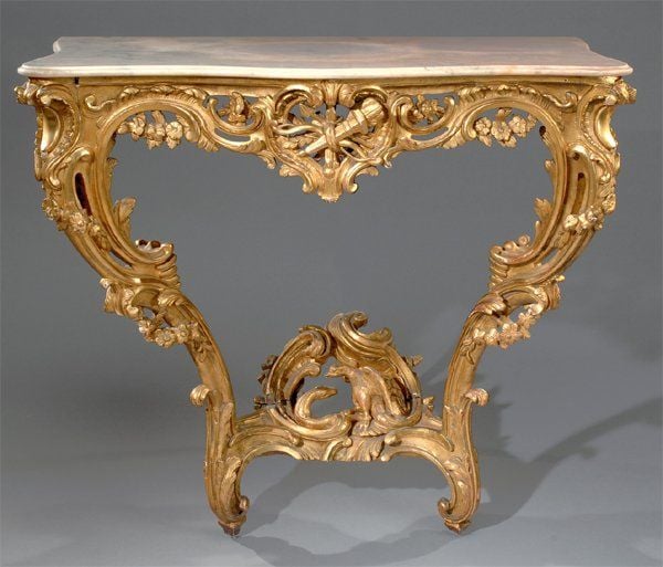 Console galbée, en bois sculpté et redor