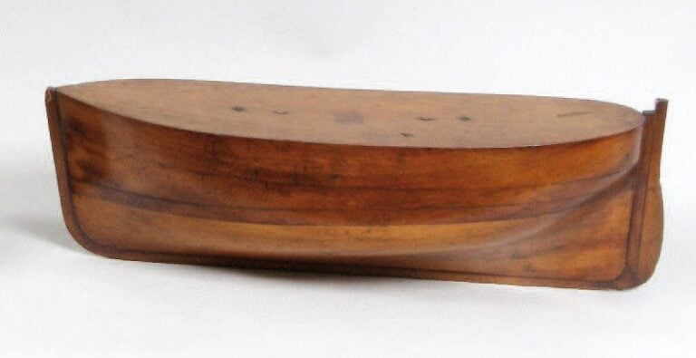 COQUE EN TRANCHES en acajou et différentes essences de bois vernis sans matur
