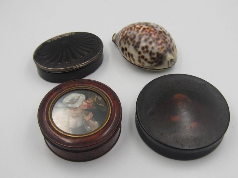 Coquillage (porcelaine) montée en boîte, boîte en loupe avec miniature couple d'amoureux, boîte avec portrait d'un usurier, boîte ovale en écaille, XVIIIème siècle, le couvercle à motif de coquille, intérieur en argent (poids brut : 110g)