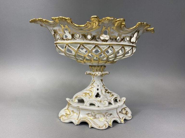 Corbeille ajourée en porcelaine blanche et doré à décor de rinceaux et frises s…