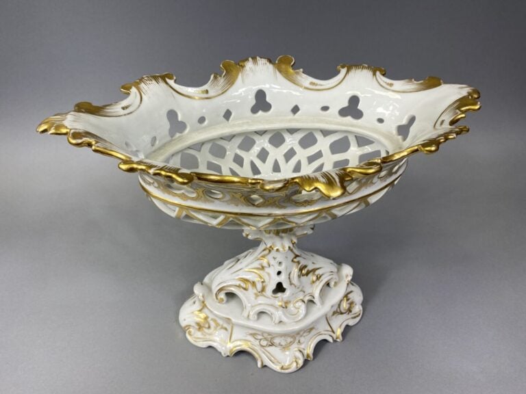 Corbeille ajourée en porcelaine blanche et doré à décor de rinceaux et frises s…