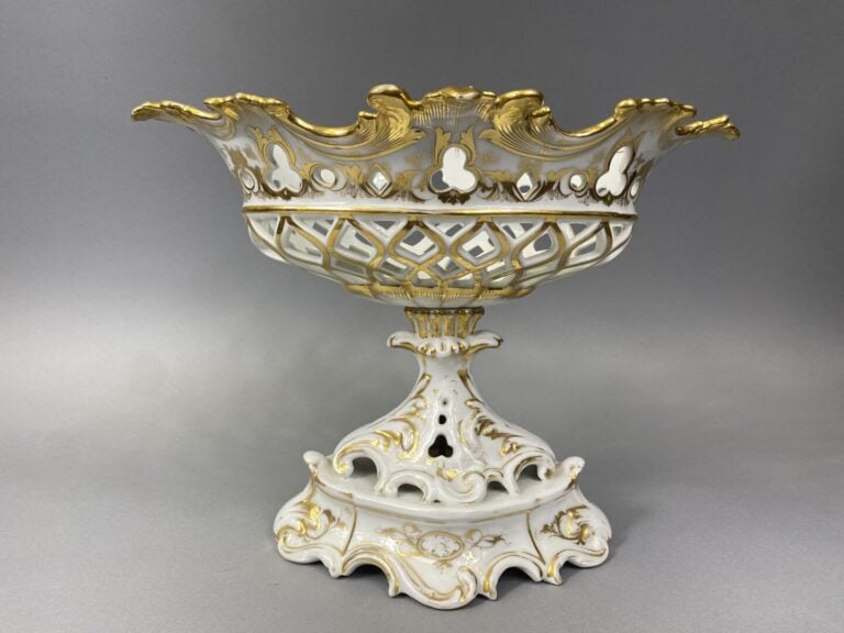 Corbeille ajourée en porcelaine blanche et doré à décor de rinceaux et frises s…