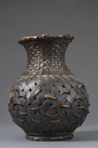 CORBEILLE EN BAMBOU VANNE POUR L'ARRANGEMENT FLORAL / IKEBANA Japon Réalisée à l'imitation d'une vaisselle archaïque de type jarre H