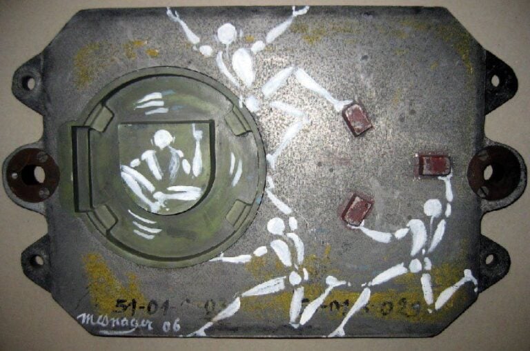 Corps blanc, 2006 Acrylique sur pièce de métal Signé en bas à gauche 35 x 56 x 4 cm