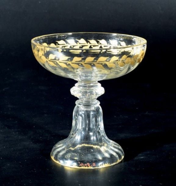 Coupe à champagne à jambe cloche en cristal orné d'une guirlande de feuillage stylis