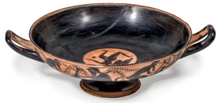 Coupe à figures noires à décor de tondo représentant un athlète passant à droit