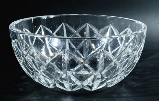 Coupe à fruits hémisphérique en cristal taillé à côtes biseautées en croisillon