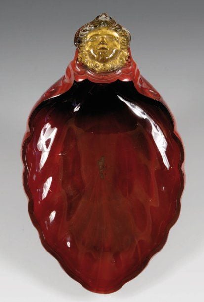 Coupe à libation, à l'Antique en forme de coquille à tête de femme en cabochon en applicatio