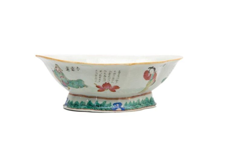 COUPE A OFFRANDES A DECOR WU SHUANG PU Chine, Dynastie Qing, XIXe siècle Floriforme, il repose sur un haut talon creux en son sei