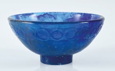 Coupe à talon en pâte de verre bleu jaspé à décor de frise d'entrelac