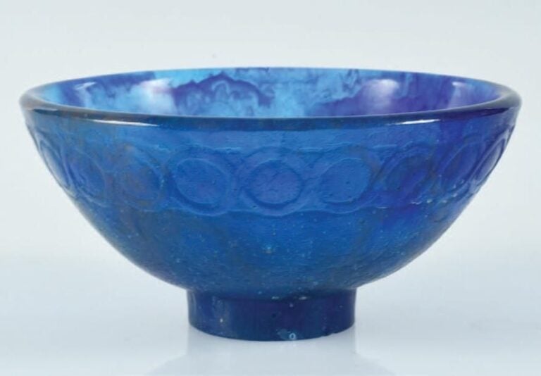 Coupe à talon en pâte de verre bleu jaspé à décor de frise d'entrelac