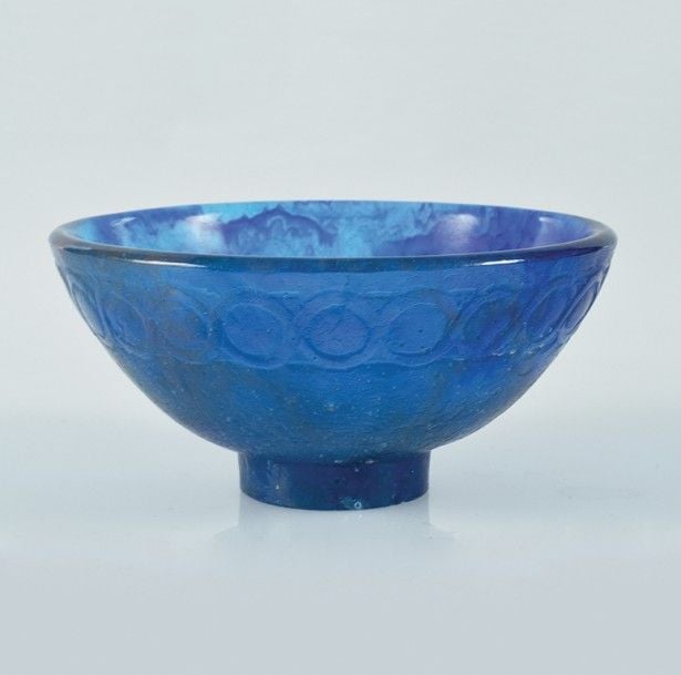 Coupe à talon en pâte de verre bleu jaspé à décor de frise d'entrelac