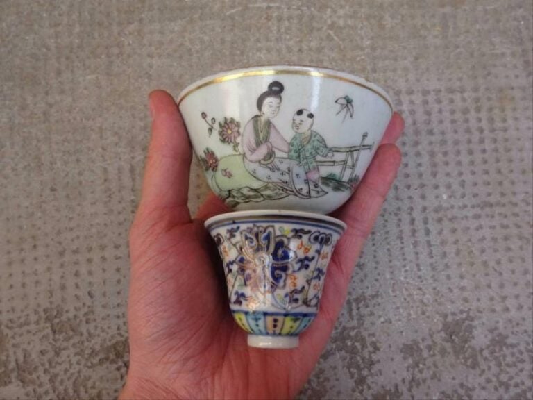 COUPE A THE EN PORCELAINE AUX EMAUX DE TYPE " DOUCAI " Chine, Fin de la Dynastie Qing, Epoque Guangxu Elle est ornée d'u charmant décor de lotu