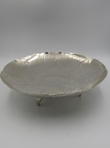 COUPE «ANÉMONE» en argent (950 millièmes) posant sur trois petits pieds feuillagé