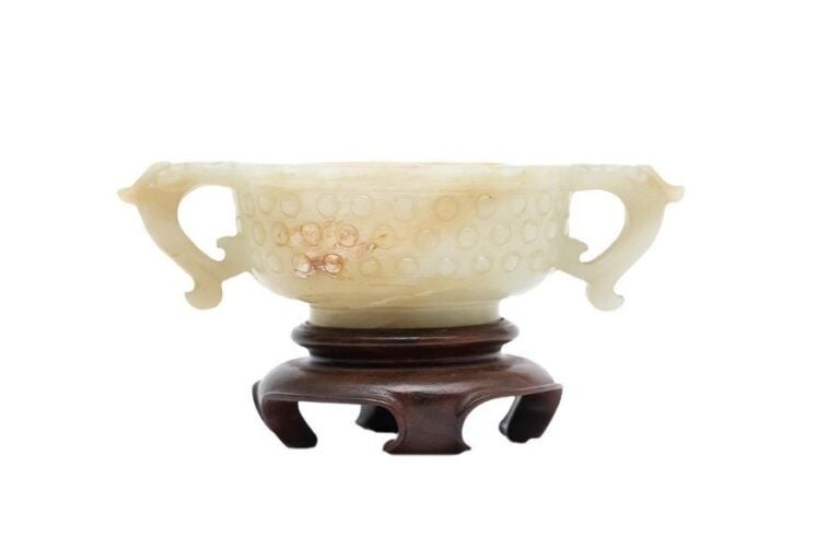 COUPE ARCHAÏSANTE EN JADE NEPHRITE, GUI
