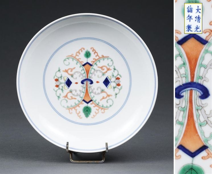 COUPE / ASSIETTE EN PORCELAINE A DECOR EMAILLE POLYCHROME DE STYLE " DOUCAI "