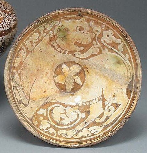 COUPE AU FÉLIN Coupe tronconique beige à décor champlevé, représentant sur fond ocre parmi des fleurons un félin tournant la tête et une fleur étoilée dans le fon