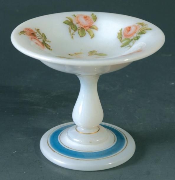 Coupe baguier sur pied balustre en opaline de cristal blanche à décor de semis de roses; filet bleu au pie