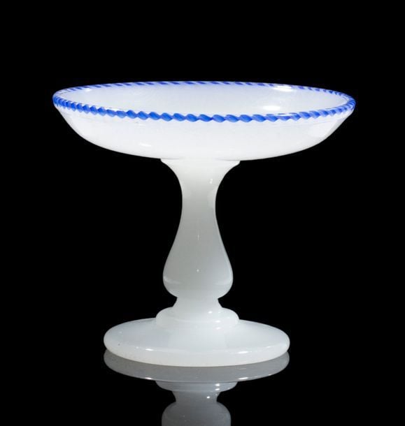 Coupe baguier sur pied balustre en opaline pâte de riz, le bord orné d'une torsade bleue rubané