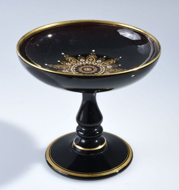 Coupe baguier sur pied en cristal violet foncé à décor de rosace complexe dorée à rinceaux ornés de perles rouges et blanches émaillées; Filets doré