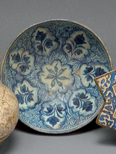 COUPE BLEU ET BLANC Coupe hémisphérique, décorée de sept médaillons floraux polylobés autour d'une rosace et d'une frise de branches fleuries au rever