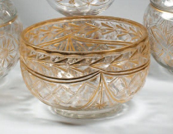 COUPE Coupe hémisphérique à parois verticales, décorée à l'or de deux bandeaux, l'un orné d'une guirlande, l'autre de fleurettes dans une succession de losanges taillé