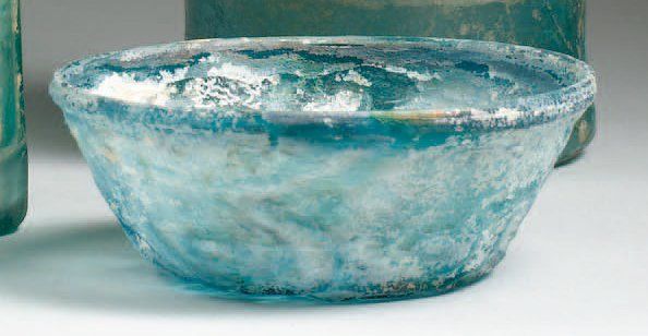 COUPE Coupe tronconique bleue, décorée d'oves moulée