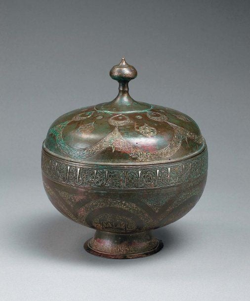 COUPE COUVERTE Élégante coupe hémisphérique en bronze gravé et incrusté d'argent, à piédouche évasé et couvercle bombé muni d'une prise en bulb