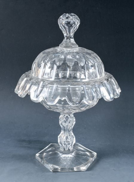 Coupe couverte sur pied et bord dentelé en cristal taillé à pontils, olives et côtes plates; jambe balustre et couvercle bombé à prise taillé