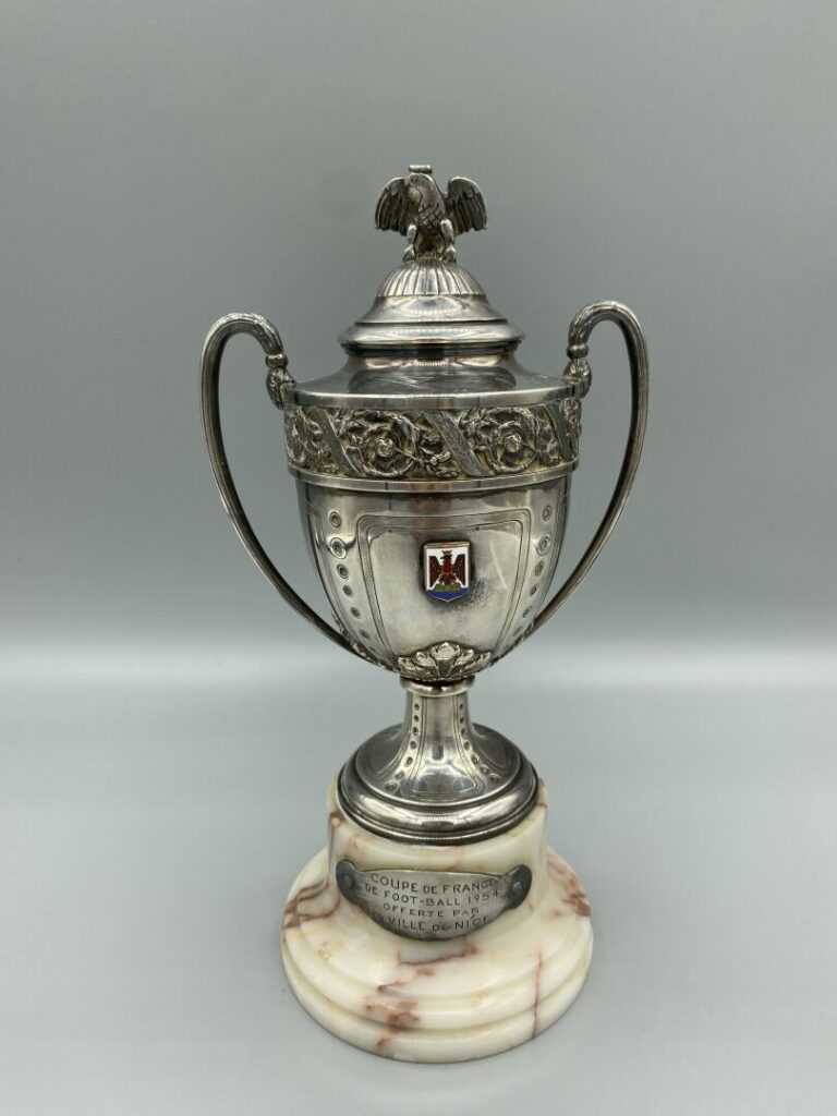 Coupe de France de football 1954 offerte par la ville de Nice en métal argenté…