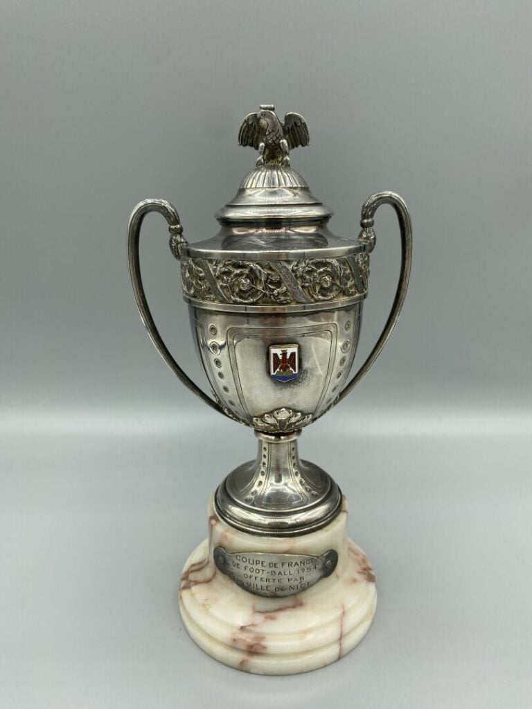 Coupe de France de football 1954 offerte par la ville de Nice en métal argenté…