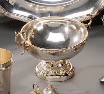 Coupe de mariage de forme uni, de forme ronde, elle repose sur un large piédouche décoré de postes et d'oves, les prises en forme de feuillage stylis