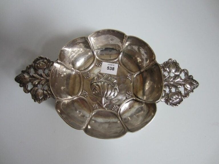 COUPE DITE «À DRAGÉES» en argent, le corps sur bâte à côtes rondes gravé KV, le fond orné d'une fleur en repoussé, les oreilles ajourées à motif de feuillag
