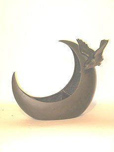 Coupe en bronze pour l'ikebana en forme de croissant de lune et oiseau en vo