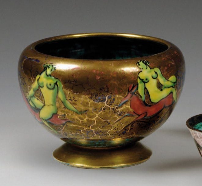 Coupe en céramique à corps hémisphérique sur talon et col recourbé intérieuremen