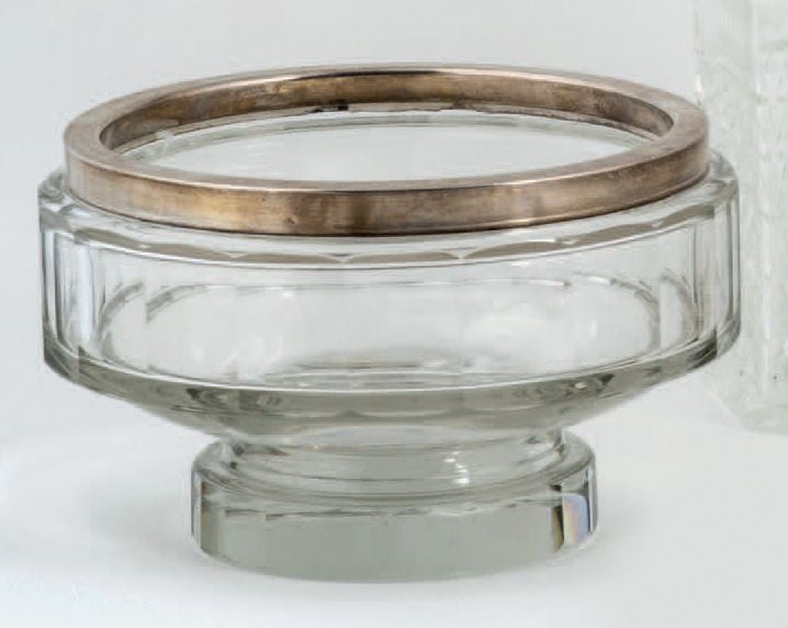 COUPE en cristal taillé à pans sur piédouche, cerclage argen