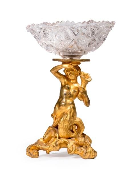 Coupe en cristal taillé supportée par une figure de triton à la conque en bronze doré sur une terrasse rocaill