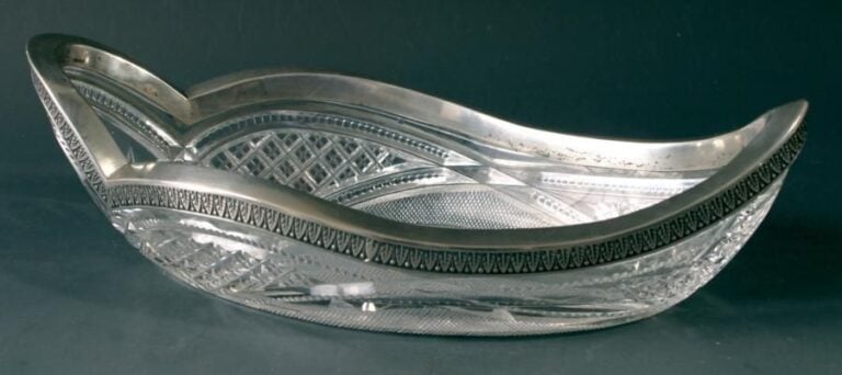 Coupe en forme de navicelle en cristal richement taillé à motifs de pointes de diamants, diamants quadrillés et filets crantés; monture en argent à motif de feuilles d'ea