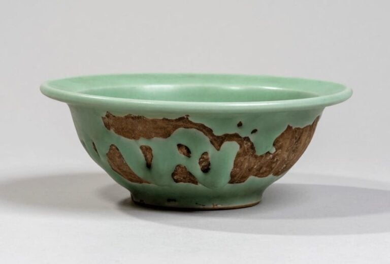 Coupe en grès émaillé céladon, l'intérieur orné en relief d'un poisso