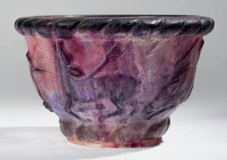 COUPE en pâte de verre à bord godronné à décor tournant d'une scène de chass