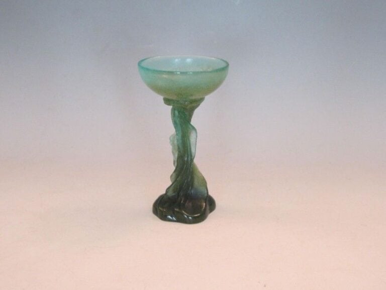 Coupe en pâte de verre dont le fût stylise des branchage