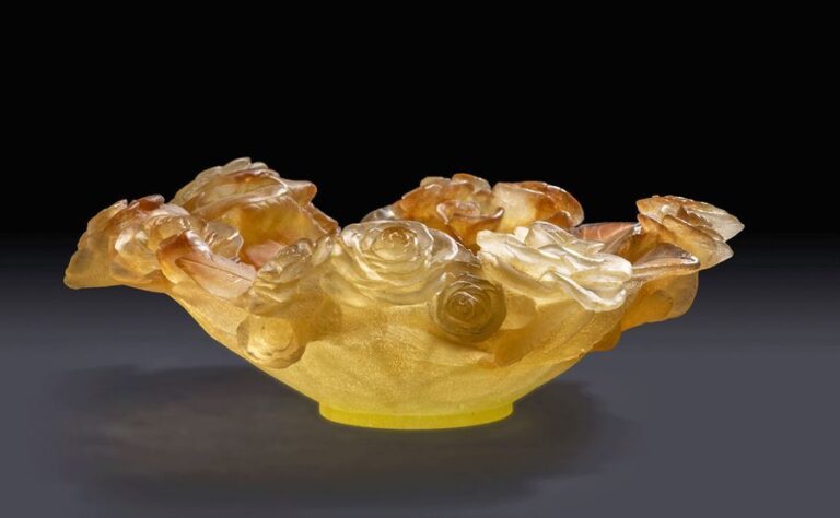 Coupe en pâte de verre jaune orangé à motif de roses en relie