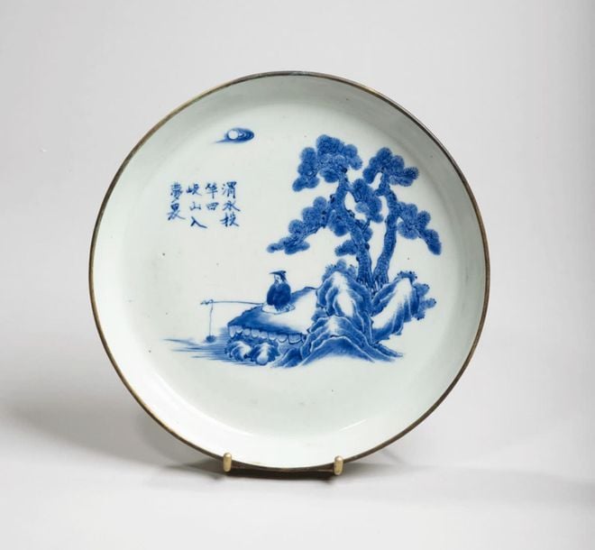 Coupe en porcelaine à décor en bleu sous couverte d'un pêcheur près d'un pin sous la lun